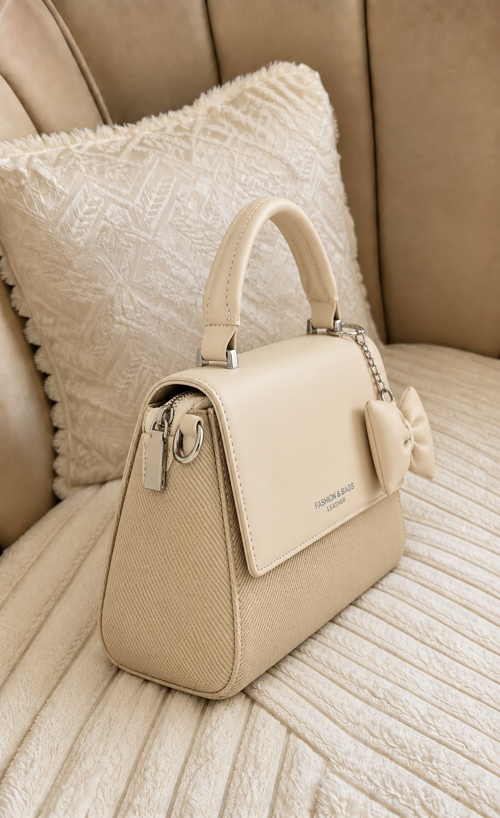 Bow Charm Top-Handle Crossbody Bag - Beige - الصورة 5