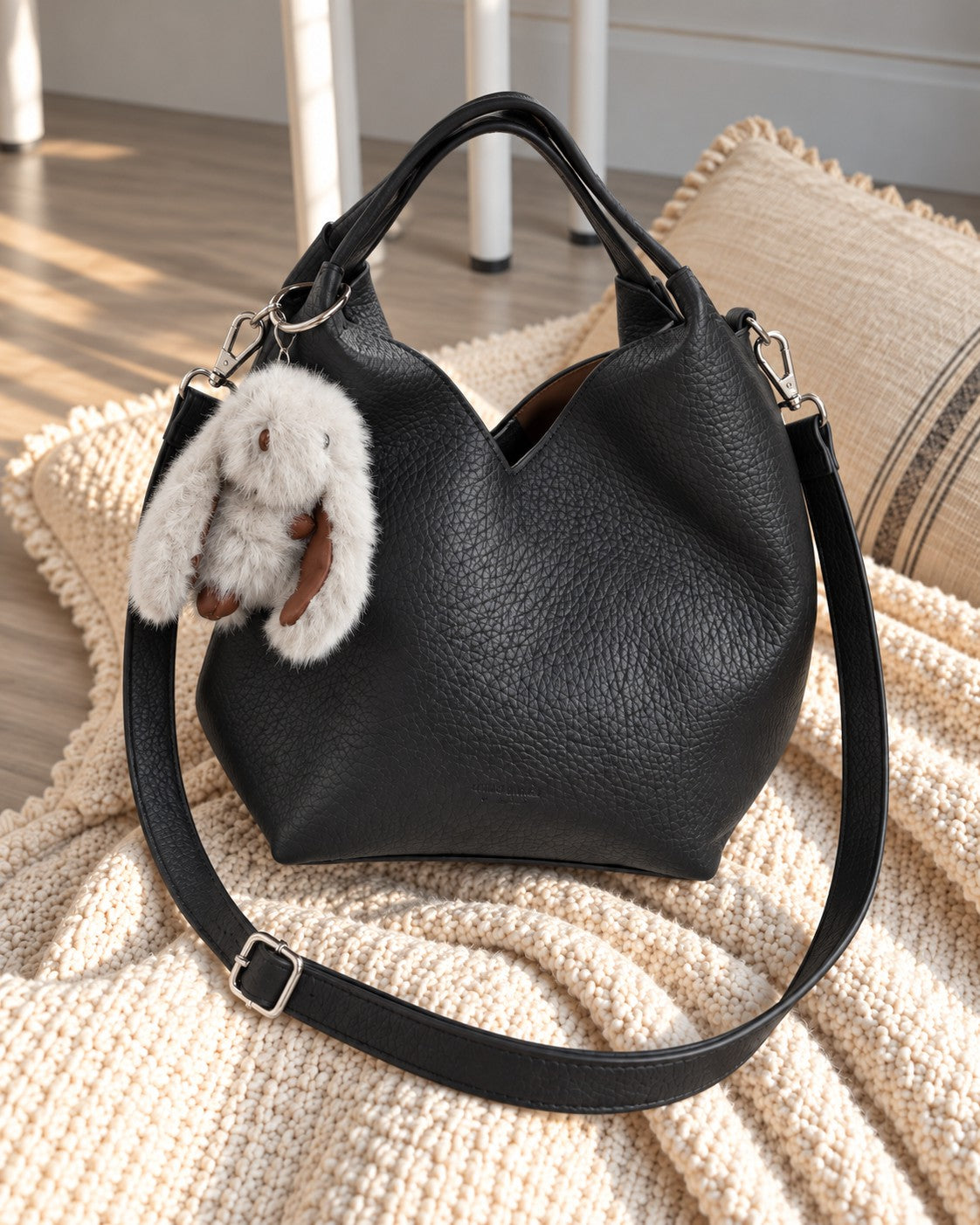 V-Cut Soft Bucket Bag - Black - الصورة 2